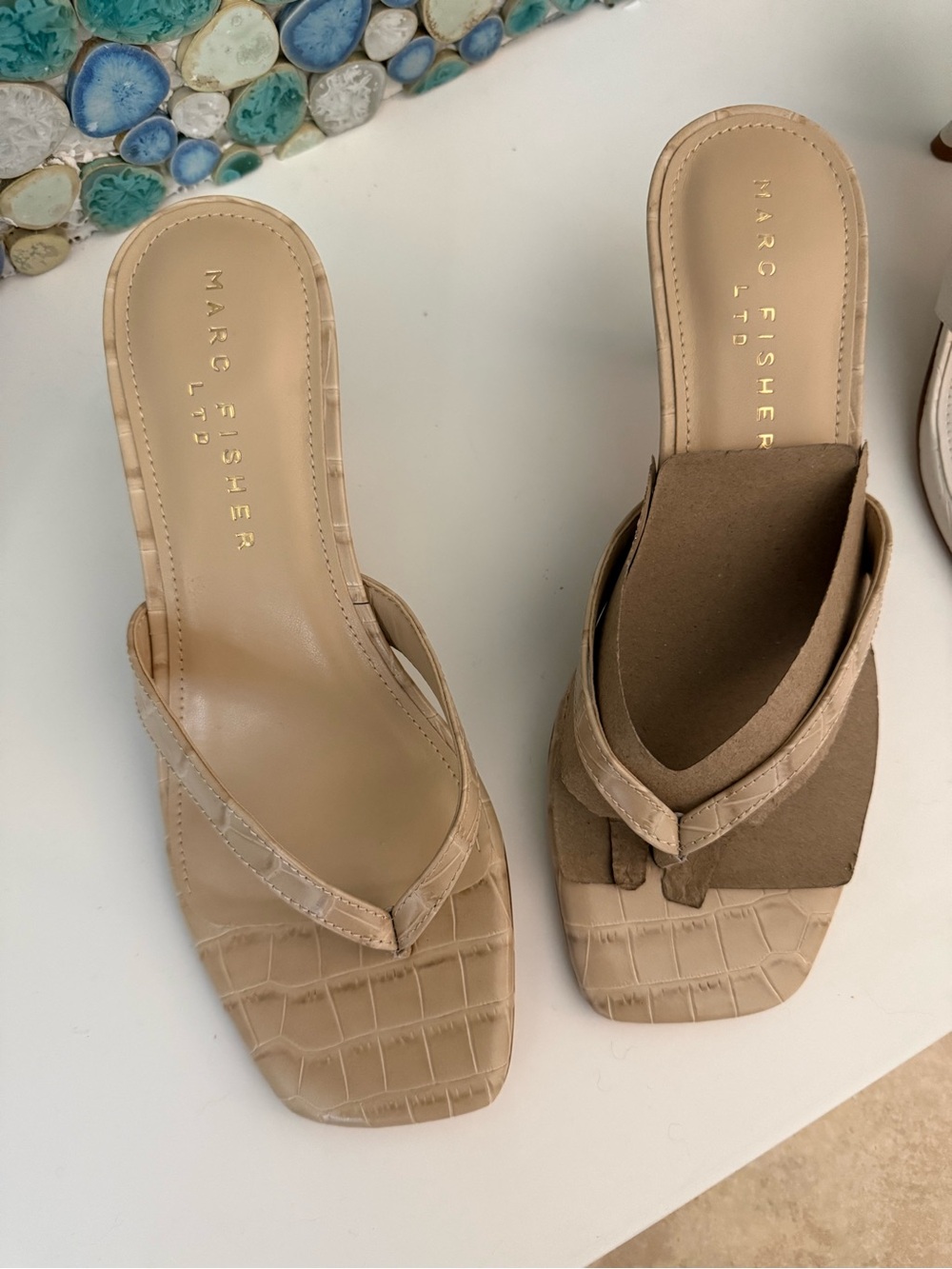 Marc Fisher Chic Beige Croc-Embossed Thong Kitten Heel Sandals Size 7 - Picture 10 of 10